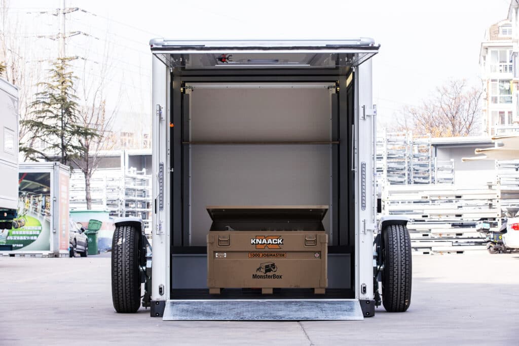 Moving Heavy Toolboxes Safely: The One-Operator Solution
