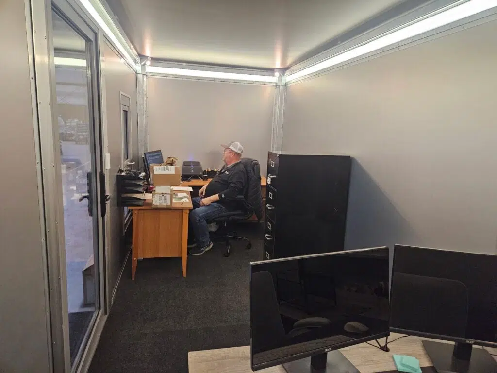 What is a modular structure? - Man working in a modular structure